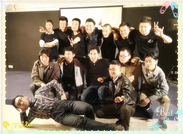 表演結(jié)束，看這哥們兒，為了和演員合影也是蠻拼的！