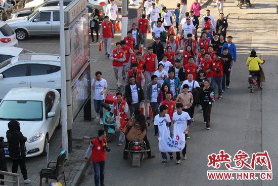 參加“光豬”活動(dòng)的志愿者在路上 參加“光豬”活動(dòng)的志愿者在路上