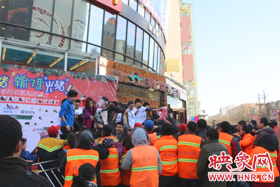 現(xiàn)場向環(huán)衛(wèi)工人發(fā)放溫暖貼心的禮物 現(xiàn)場向環(huán)衛(wèi)工人發(fā)放溫暖貼心的禮物