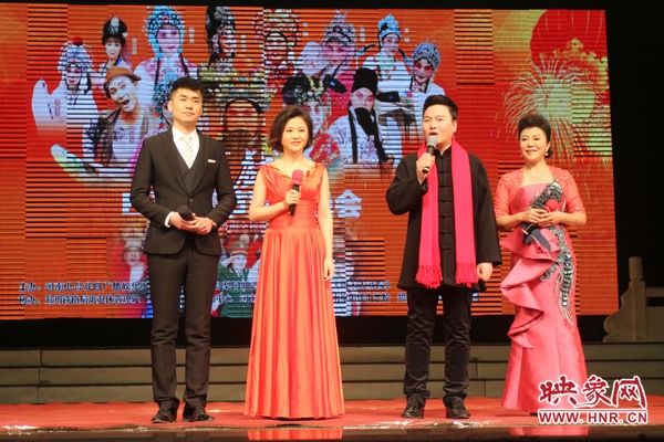 戲迷春晚主持人月陽（右二）、李亞楠（右一）、王巖（左二）、王曉凡（左一）