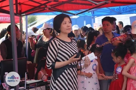 976老大木子一手手機(jī)一手對講一臉嚴(yán)肅，這是有多緊張呢？