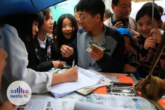 現(xiàn)場觀眾被臺上的浪漫氣氛感染，紛紛報名參加現(xiàn)場表白。