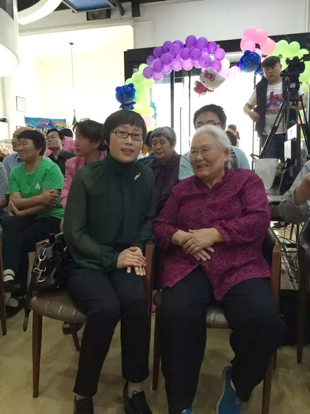 豫劇表演藝術家高潔老師（右一）親臨現(xiàn)場和孩子們共度節(jié)日