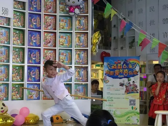 “梨園春”明星小擂主李宗書演唱豫劇《朝陽溝》選段，還表演了自己的拿手好戲——猴戲