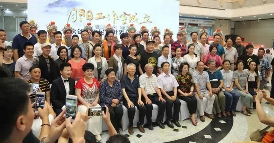 諸多藝術(shù)家和社會各界人士以及唐派弟子、戲迷到場祝賀