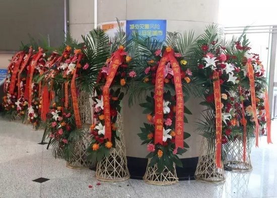 “月陽工作室”團隊成員、戲曲志愿者及社會各界送來的祝?；ɑ@