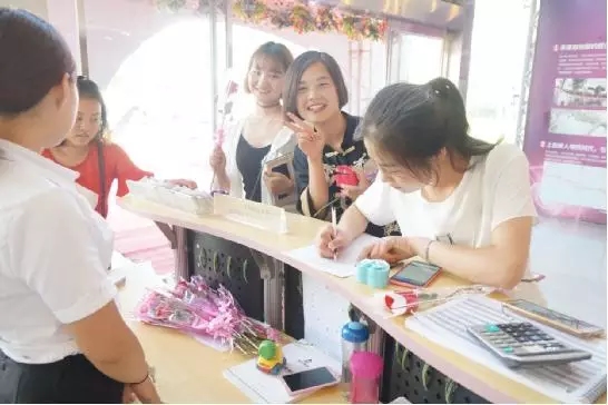 到場嘉賓均獲得巧克力一盒，女士另外還獲得獲得玫瑰花一支。