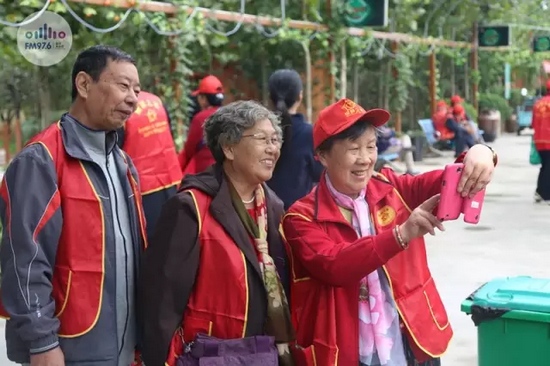 爺爺奶奶叔叔阿姨被盛運(yùn)莊園的景致吸引，紛紛拍照留影