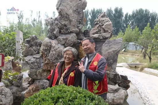 爺爺奶奶叔叔阿姨被盛運(yùn)莊園的景致吸引，紛紛拍照留影