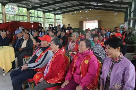 臺(tái)上展風(fēng)采，臺(tái)下笑開懷