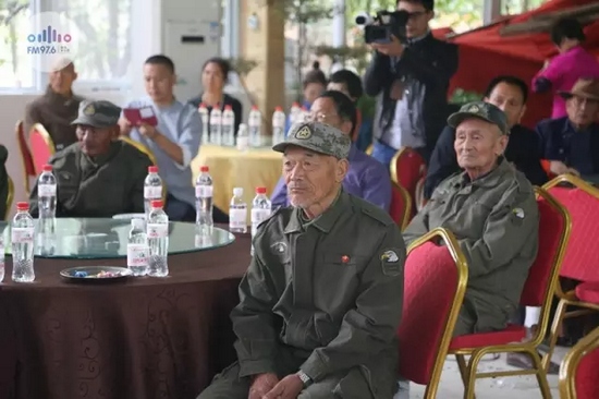 臺(tái)上展風(fēng)采，臺(tái)下笑開懷