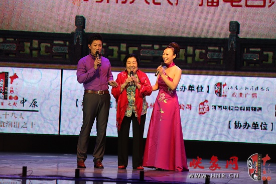 著名越調(diào)表演藝術(shù)家、越調(diào)皇后毛愛(ài)蓮（中）