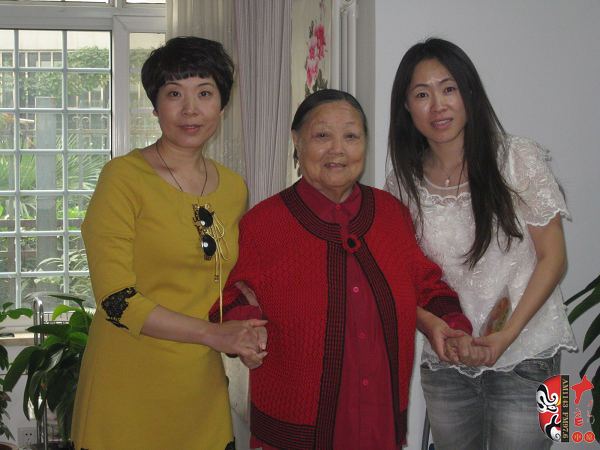 河南電臺(tái)戲曲廣播總監(jiān)木子（左)、央視戲曲頻道欄目總編李穎（右）與馬金鳳（中）合影