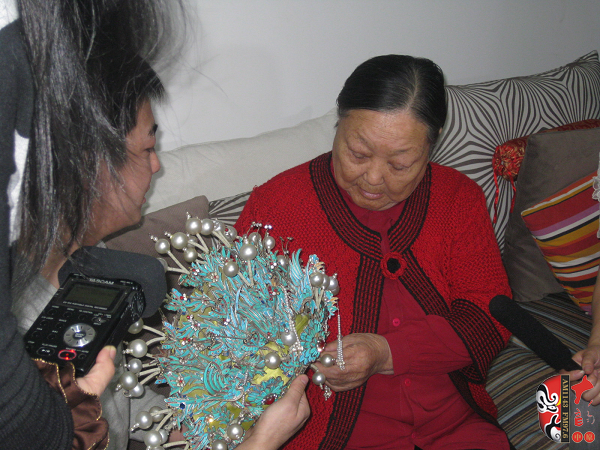 又看到梅蘭芳送給自己的鳳冠，老太太很激動(dòng)