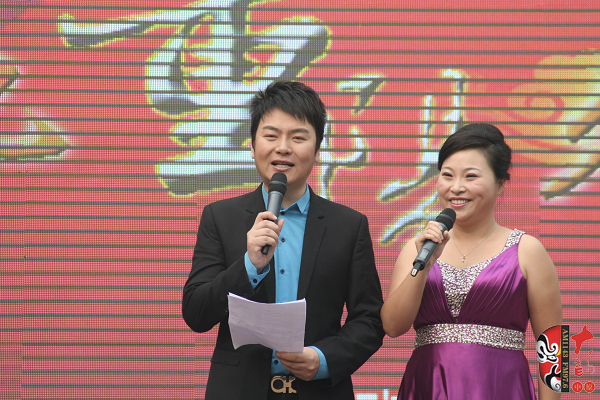 活動由著名戲曲節(jié)目主持人，河南電臺戲曲廣播當(dāng)家小生月陽（左）戲曲廣播《票友排行榜》主持人丁蘭（右）主