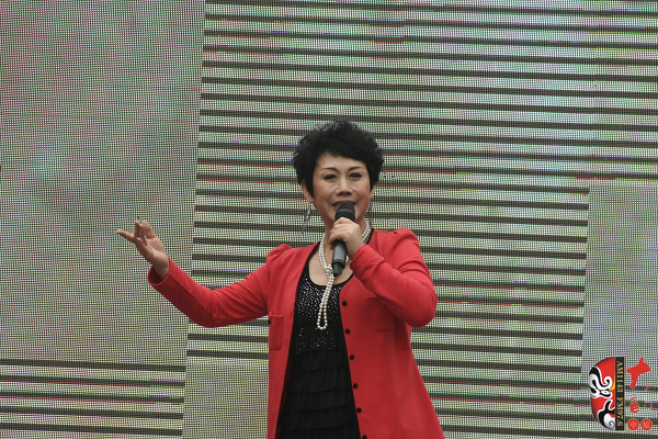 著名豫劇表演藝術(shù)家魏俊英現(xiàn)場演唱豫劇《紅菊》選段“十祝?！薄ⅰ段迨勒埨t》選段“先王爺封我是個長壽星”