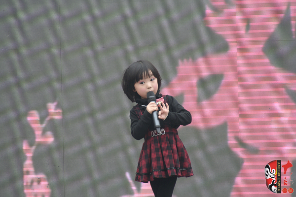 河南電視臺《梨園春》明星小擂主、河南軒逸少兒藝術(shù)培訓(xùn)中心張楚怡演唱豫劇《抬花轎》選段“從今后不當(dāng)那老