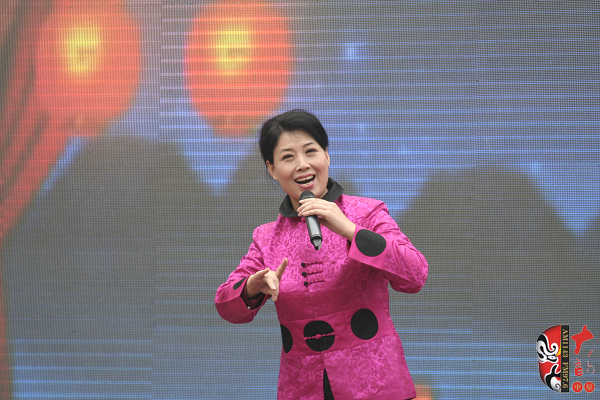 著名曲劇表演藝術(shù)家、中國戲劇梅花獎獲得者方素珍演唱曲劇《風(fēng)雪配》選段“今日是我出閨的前一天晚上”