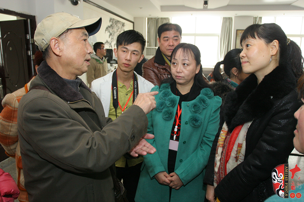 03著名黃梅戲表演藝術(shù)家、有“小董永”之稱(chēng)的夏承平進(jìn)入比賽現(xiàn)場(chǎng)就被黃梅戲粉絲圍觀