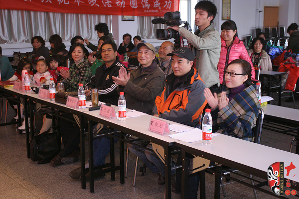 評(píng)委（左起）：河南電臺(tái)戲曲廣播《票友排行榜》河南十大名票黃立群、陜西戲曲廣播資深音樂(lè)編輯焦詠、著名黃