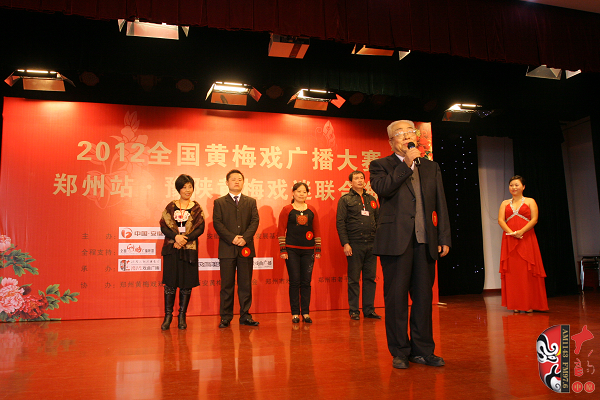 選手五人一組上臺(tái)表演，臺(tái)上為第一組選手