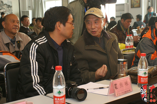 評(píng)委在討論選手成績(jī)