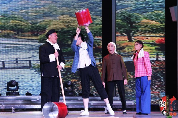 第五場(chǎng)，素雅青年豫劇團(tuán)徐國(guó)言飾老支書(shū)