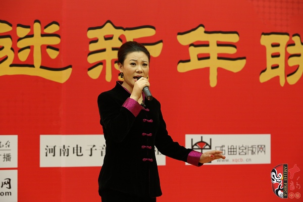 戲曲廣播主持人王唯、曉琴、丁蘭、李鋮及鄭州市曲劇團優(yōu)秀演員張娜共同表演的小品《賣鞋》