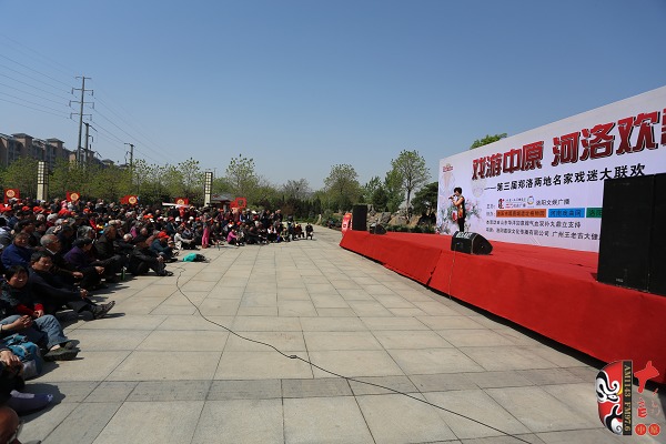 現(xiàn)場(chǎng)沒有凳子的觀眾席地而坐為自己喜歡的藝術(shù)家喝彩