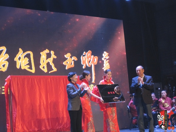 省委組織部副部長、人力資源和社會保障廳廳長楊盛道，省文化廳廳長楊麗萍為玉卿戲曲音樂藝術(shù)研究院揭牌