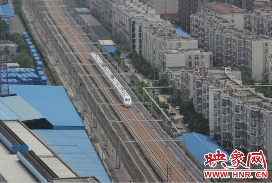 4日上午8點10分，隨著一聲汽笛長鳴，一列“子彈頭”列車緩緩駛出鄭州車站。