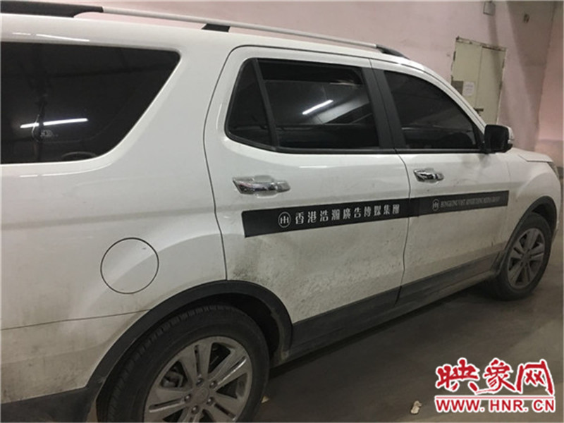 車身上按要求貼著廣告。