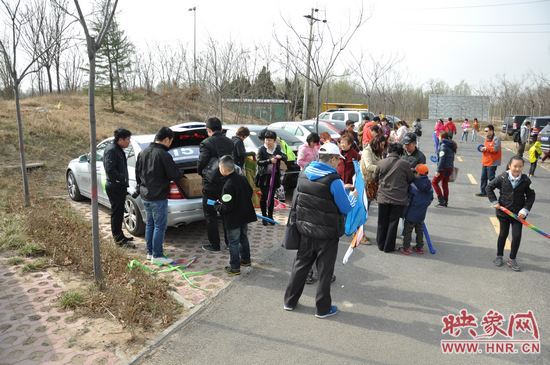 活動(dòng)現(xiàn)場派發(fā)風(fēng)箏 活動(dòng)現(xiàn)場派發(fā)風(fēng)箏