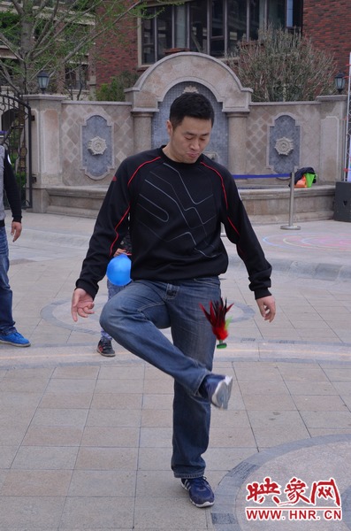 說是比賽，其實就是活力的釋放，就是開心的海洋，丟沙包、踢毽子、三人四足、滾鐵環(huán)等項目