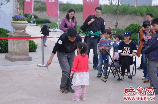 當(dāng)然啦，也有小天使現(xiàn)場跟爸比罷工的，就是不跳，弄的爸爸也哭笑不得。