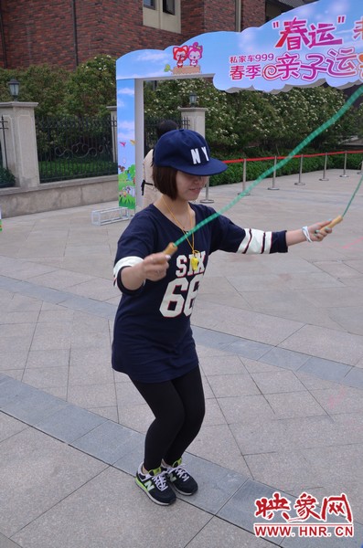 小麥也是現(xiàn)場玩起了跳繩，技術(shù)不錯嘛！