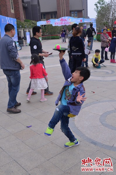 小弟弟，你玩?zhèn)€托球不用這么夸張吧，哈哈！