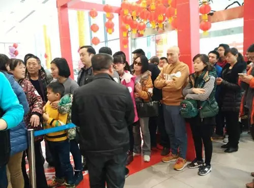排隊領年貨，一家老小齊上陣。