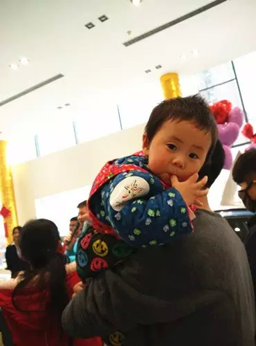 小朋友雖然你骨骼清奇，但是米、油你照樣拎不動啊，還是乖乖的油卡拿好吧。