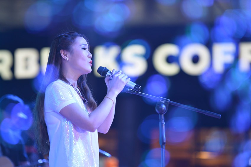 接下來是主播丹丹的《辛德瑞拉》，作為一個音樂節(jié)目的主播，唱歌當(dāng)然都是毛毛雨。