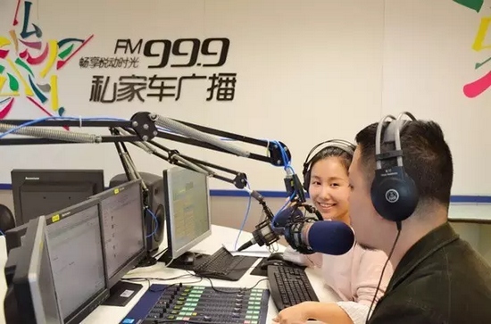 美女嘉賓來做客直播間，麥姐看莫非的眼神，嘖嘖，愛一個人是什么感覺？