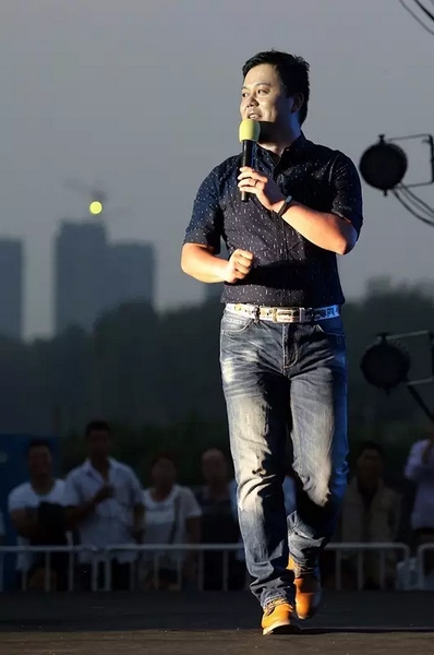 莫非此刻是在向前走還是向后移？