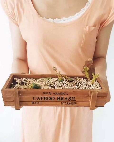 我們同時也在撫摸著希望，從中了解鄭州的生命張力。