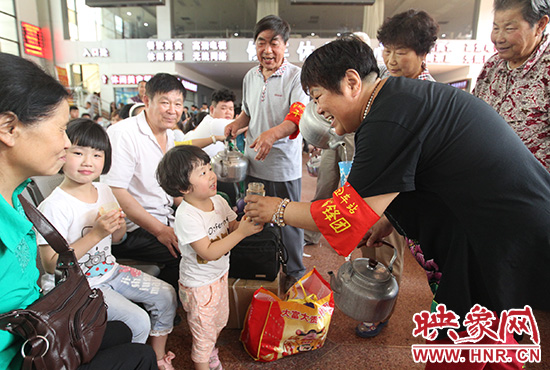 老年雷鋒團(tuán)”志愿者在候車(chē)廳為旅客送水。