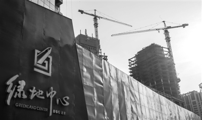 　　萬(wàn)科、碧桂園、綠地等房企1月業(yè)績(jī)沖高。圖為綠地旗下的“天價(jià)”樓盤綠地中心。 新華社記者 張宇 攝