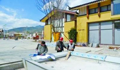 　　別墅工地，工人正在施工。