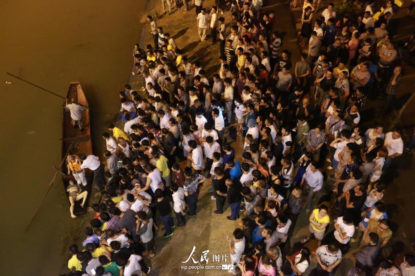 6月4日晚，湖南省婁底市二大橋跳河自殺的女子遺體被打撈上來。