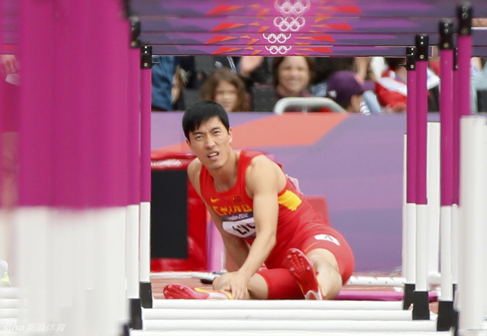 110米欄預(yù)賽劉翔摔倒無(wú)緣半決賽