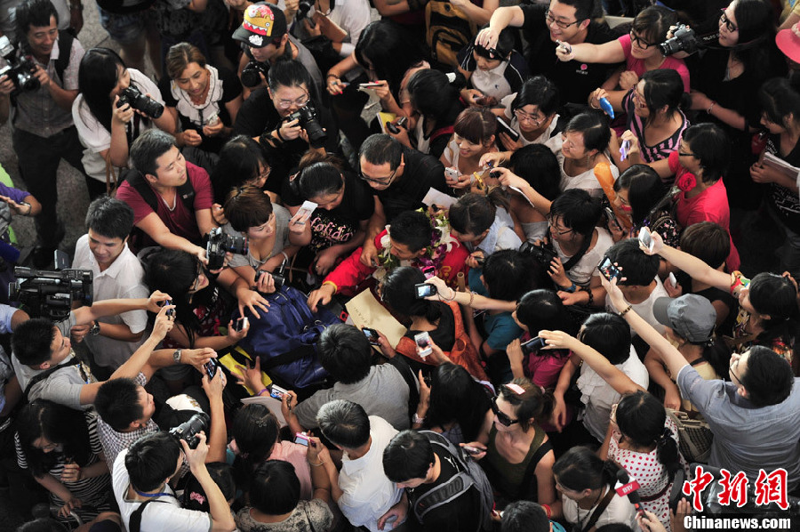 奧運(yùn)明星回京遭粉絲團(tuán)“圍堵”