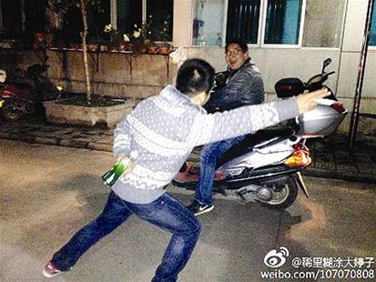 艦載機(jī)起飛手勢引發(fā)模仿熱潮 艦載機(jī)起飛手勢引發(fā)模仿熱潮